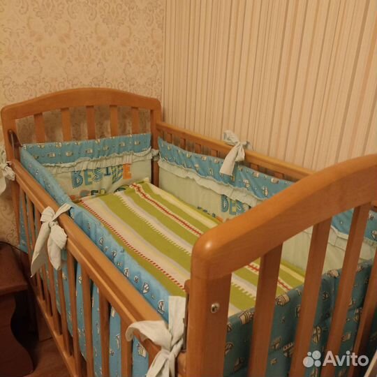 Детская кроватка с маятником