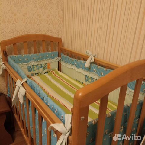 Детская кроватка с маятником