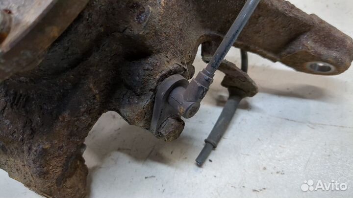 Ступица (кулак, цапфа) левая передняя Nissan Primera P12