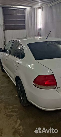 Volkswagen Polo 1.6 AT, 2013, битый, 125 000 км