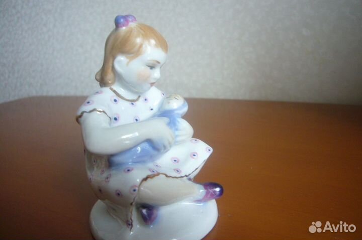 Фарфоровая статуэтка 