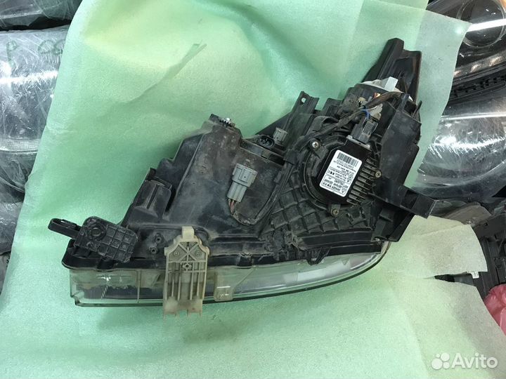 Фара правая Nissan Patrol Y62 xenon