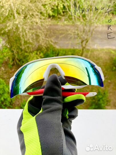 Белые спортивные солнцезащитные очки