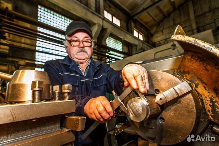 Токарь с питанием