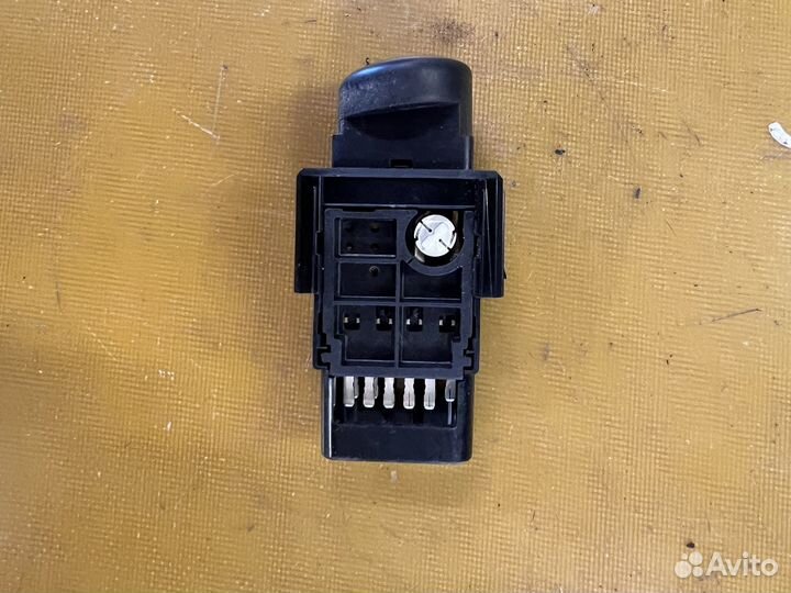 Кнопка аварийки Pontiac Vibe 2004-2007