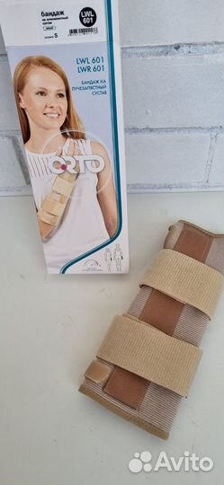 Бандаж на лучезапястный сустав левый