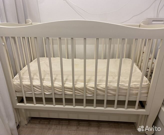 Детская кроватка с маятником и ящиком