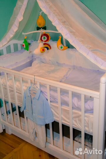 Детская кроватка с маятником