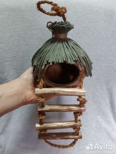 Домик из кокоса с лестницей