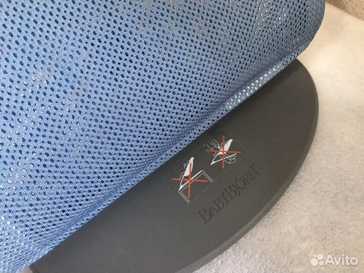 Шезлонг Babybjorn (сетка) с игрушкой