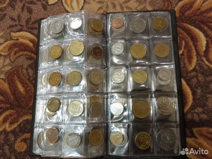 Альбом с иностранными монетами 150штук