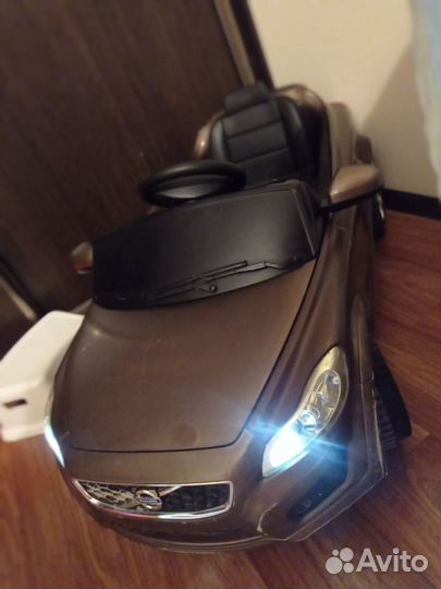 Детский электромобиль Volvo