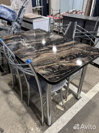 Стол кухонный