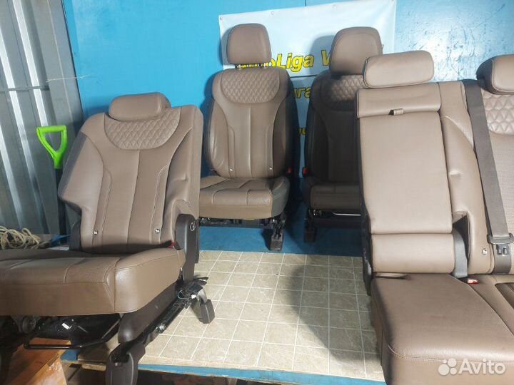 Сиденья комплект Hyundai Santa Fe D4HB 2019