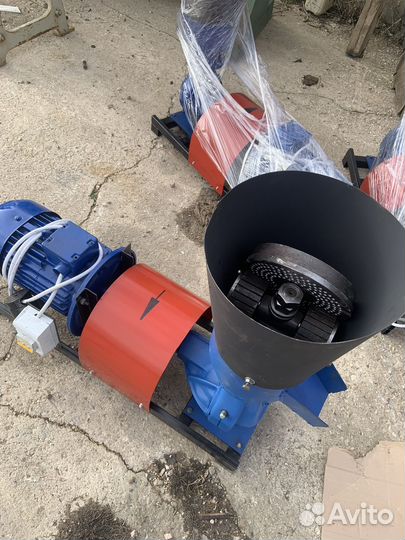 Гранулятор корма 200мм подвижные ролики