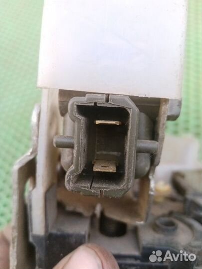 Замок двери передний левый Renault Logan