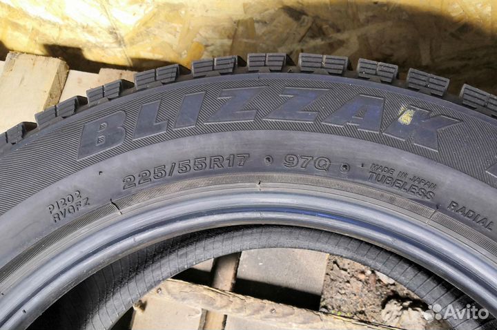 Bridgestone Blizzak Revo GZ 225/55 R17