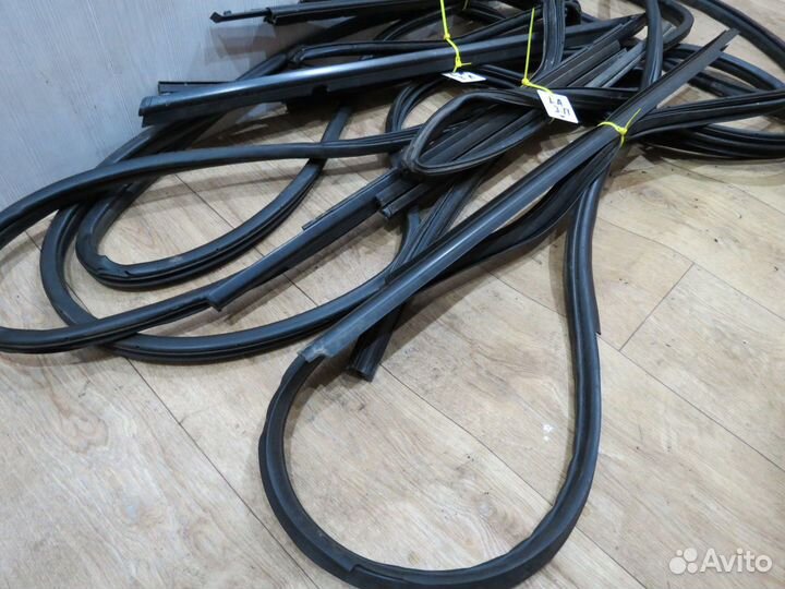 Уплотнитель двери Mitsubishi Lancer 10