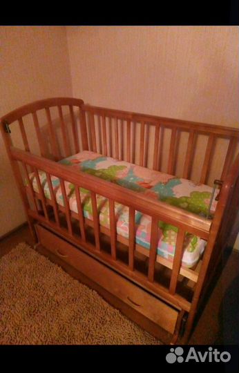 Детская кроватка с маятником и ящиком