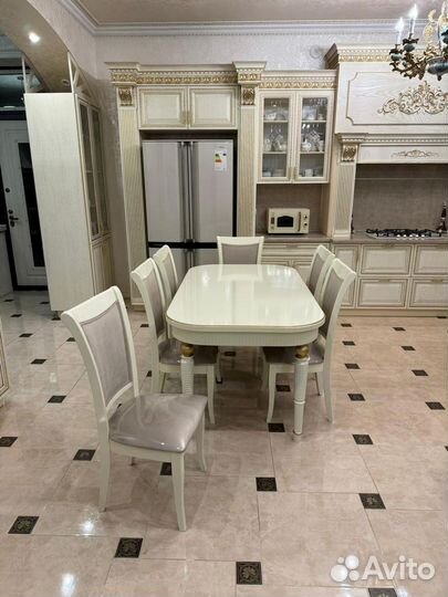 В наличии стол