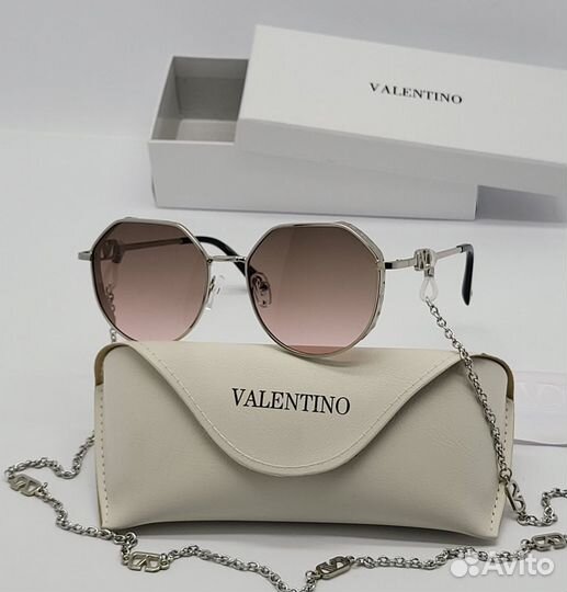 Солнцезащитные очки Valentino