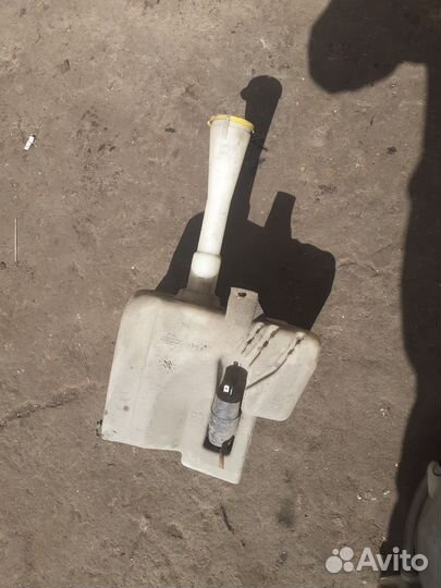 Бочек омывателя Nissan Almera (N16)