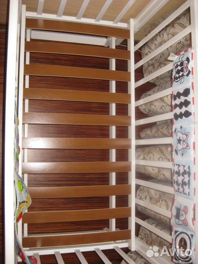 Детская кровать с маятником и матрасом