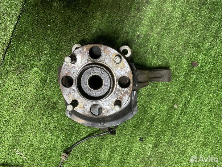 Поворотный кулак передний левый Nissan Tiida C11