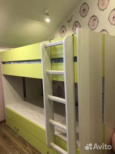 2-х ярусная кровать, стол, полка (матрац)