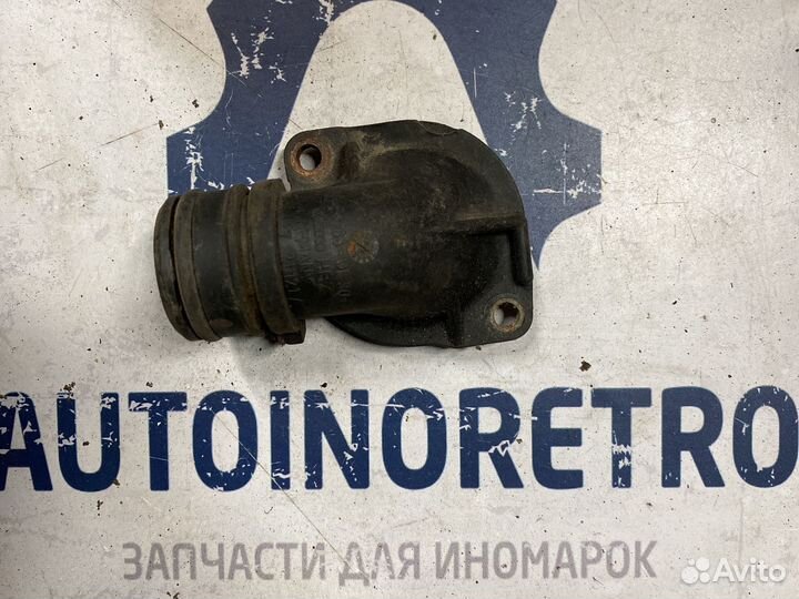 Фланец охлаждения Volkswagen Golf 3 037121121A