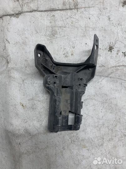 Кронштейн форсунки фары правый renault fluence