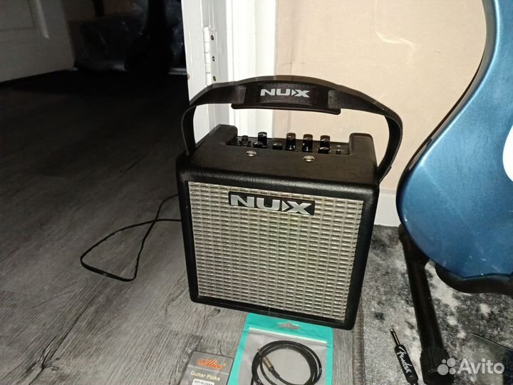 Электрогитара с комбоусилителем