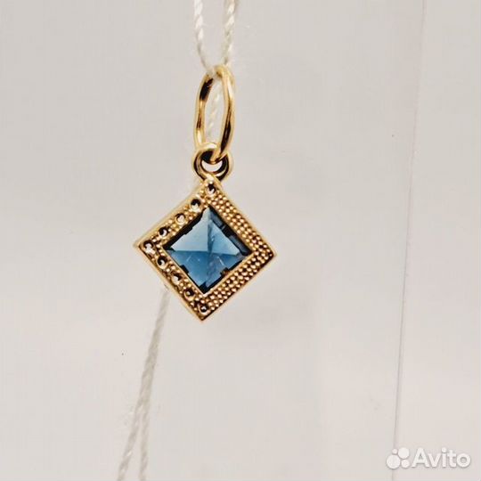Золотая подвеска с камнем