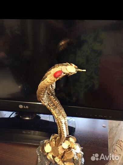 Эксклюзив Кобра из монет на камнях