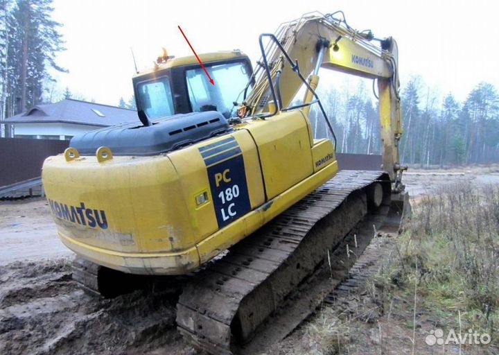 Стекло кузовное у стрелы экскаватор Komatsu PC180