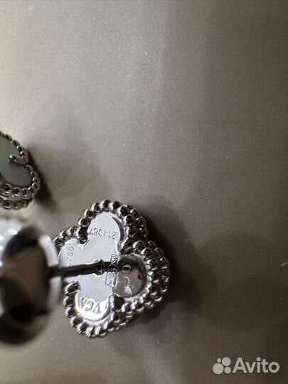 Серьги пусеты van cleef белое золото перламутром