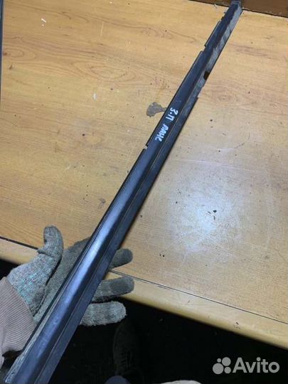 Уплотнитель стекла двери задний правый Mitsubishi