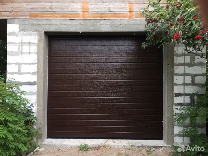 Гаражные подъемно секционные ворота Alutech