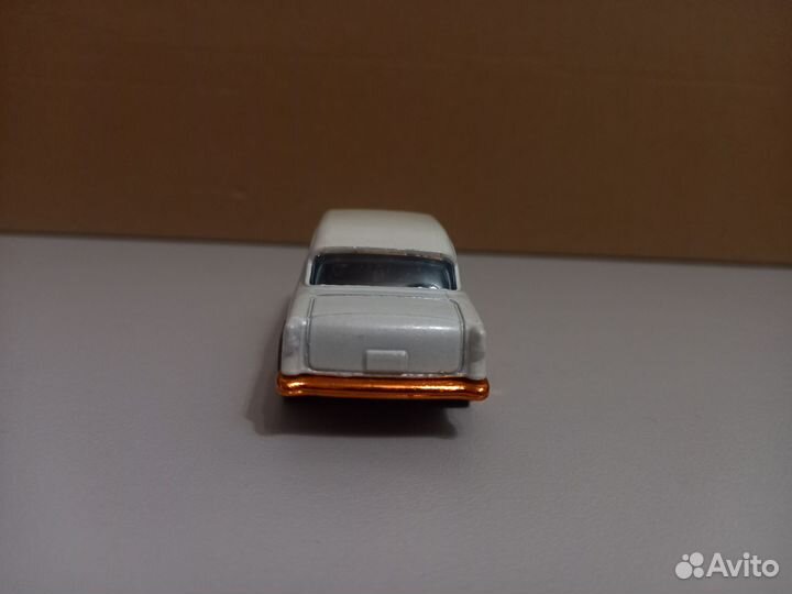 Модель Hotwheels White Chevy X1634