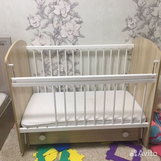 Детская кроватка с маятником