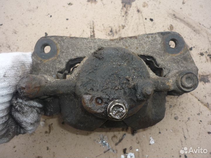 Суппорт передний левый Мазда 6 GG 2.0