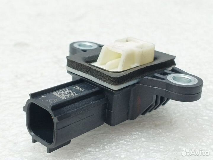 Датчик удара передний правый Kia Sportage 4 QL