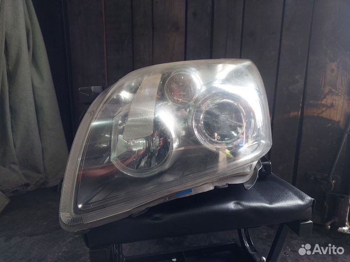 Фары на toyota avensis 250