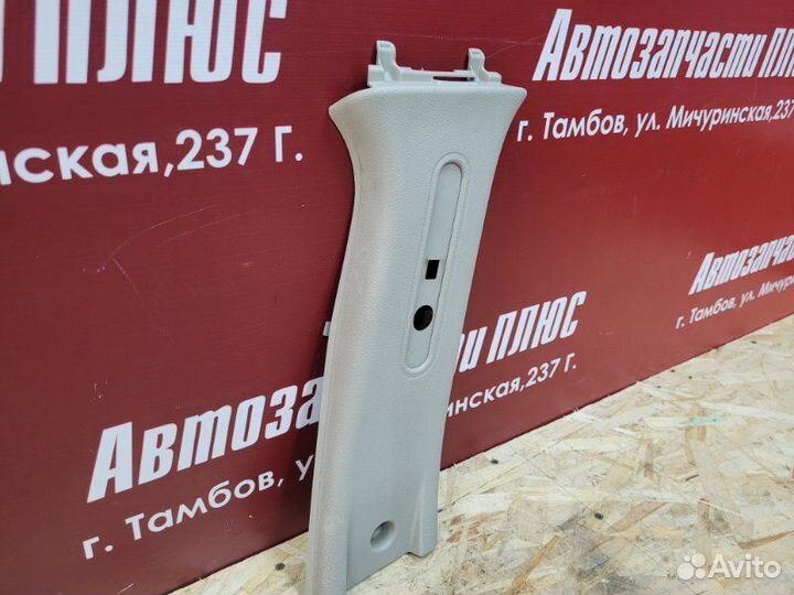 Обшивка средней стойки правая Renault Logan