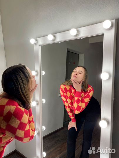 Гримерное зеркало с лампочками