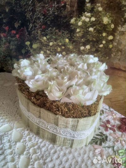 Декоративное украшение из роз