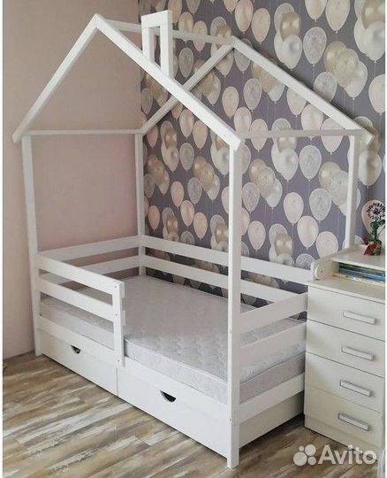 Детская кровать домик из массива