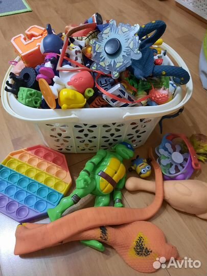 Корзина мелких игрушек