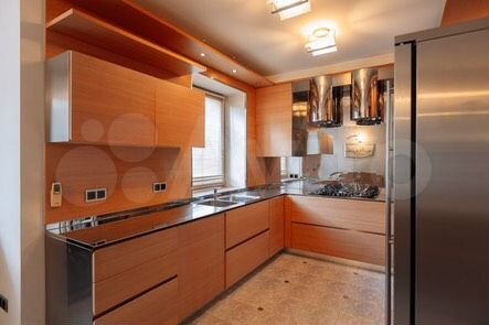 3-к. квартира, 130 м², 1/4 эт.