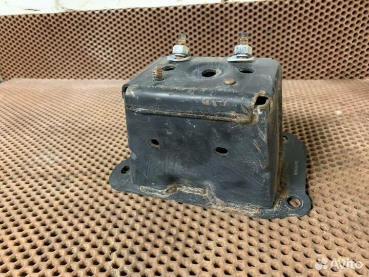 Кронштейн усилителя бампера передний левый Nissan